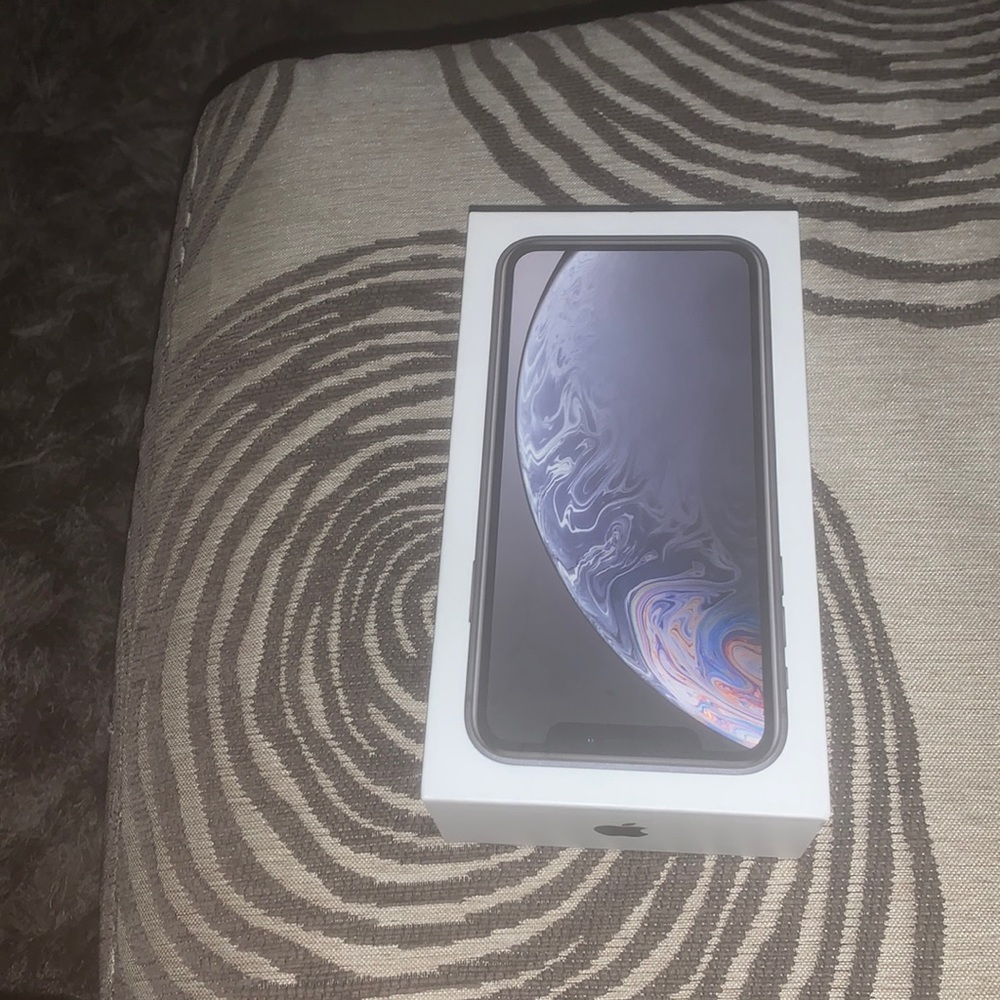 iPhone XR box